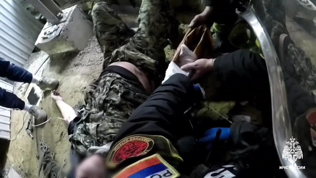 #ГлазамиМЧС. Командная работа по оказанию помощи Ежедневно сотрудники МЧС России участвуют в проведении спасательных операций, тушении пожаров, ликвидации последствий ДТП и различных чрезвычайных ситуаций