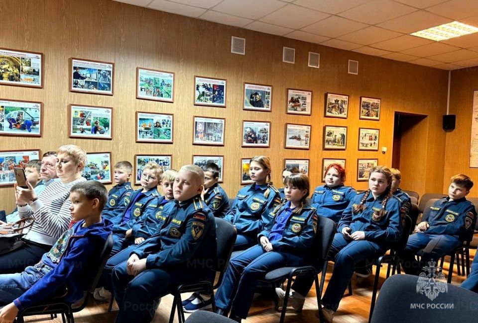 Учащиеся ефремовских кадетских классов МЧС России посетили Центр противопожарной пропаганды и общественных связей Учащиеся ефремовских кадетских классов МЧС России посетили Центр противопожарной пропаганды и общественных связей