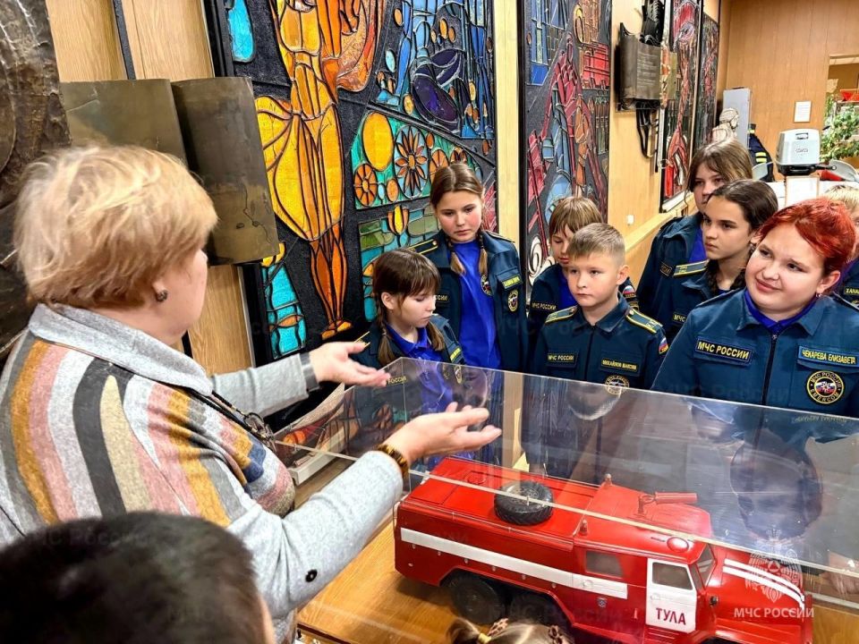 Учащиеся ефремовских кадетских классов МЧС России посетили Центр противопожарной пропаганды и общественных связей Учащиеся ефремовских кадетских классов МЧС России посетили Центр противопожарной пропаганды и общественных связей