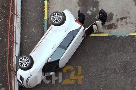 Kia налетела на забор и завалилась на бок на улице Макаренко в Туле