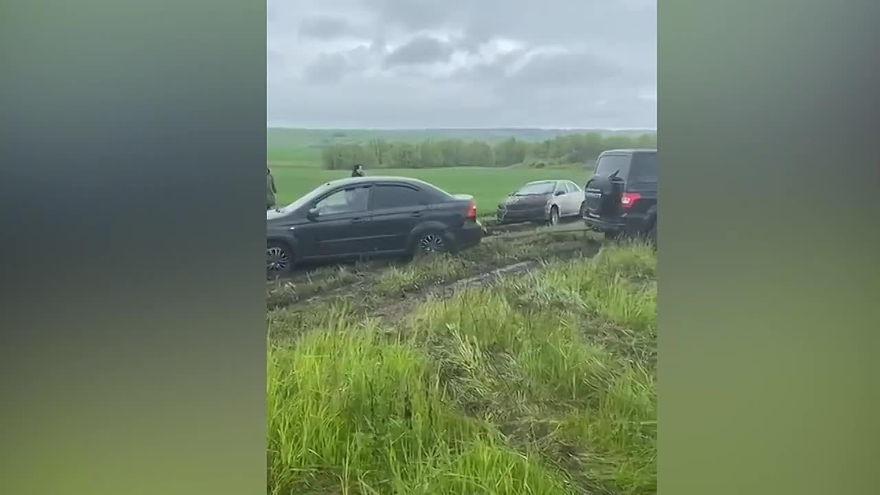 Дорога к деревне под Веневом превратилась в месиво, но власти говорят, что денег нет