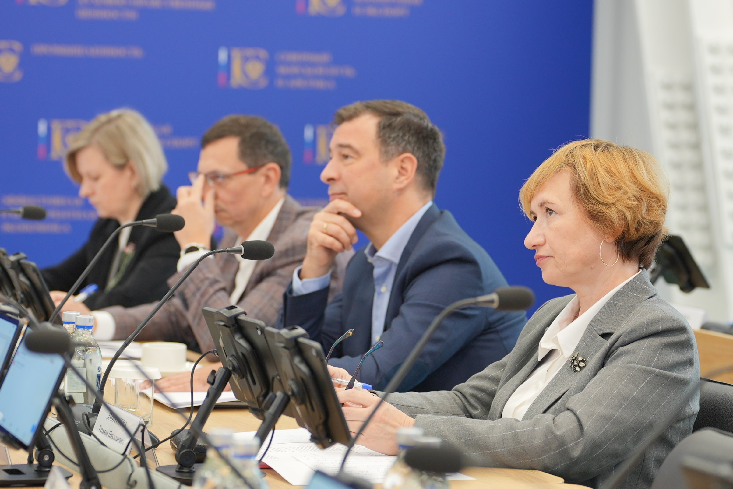 Комиссия Госсовета рассмотрела вопросы регулирования труда иностранных работников Комиссия Госсовета рассмотрела вопросы регулирования труда иностранных работников