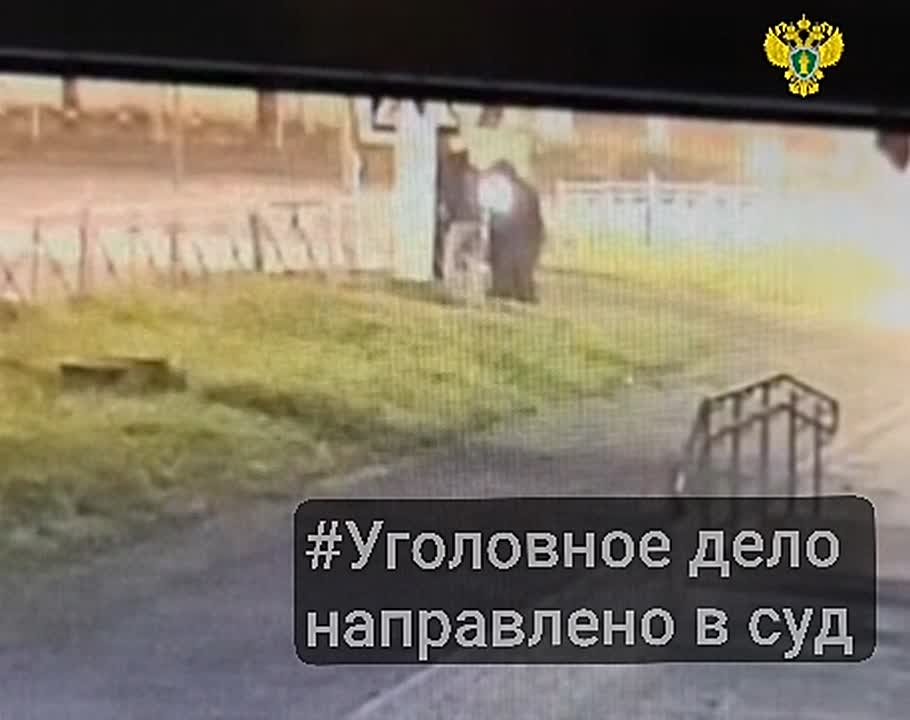 Что делают эти трое? Ломают светофор!