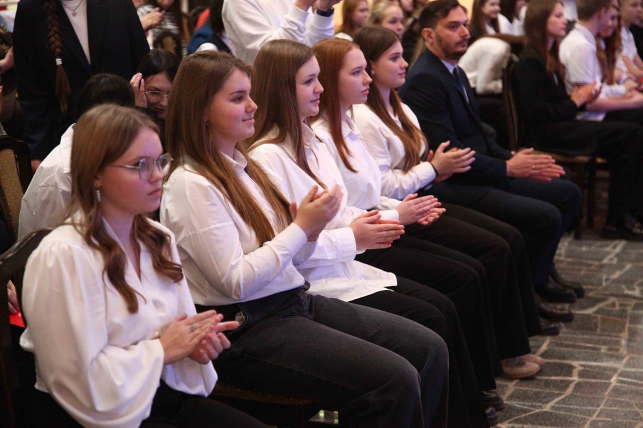 В Музее оружия состоялась торжественная церемония вручения первых паспортов молодым гражданам России В Музее оружия состоялась торжественная церемония вручения первых паспортов молодым гражданам России