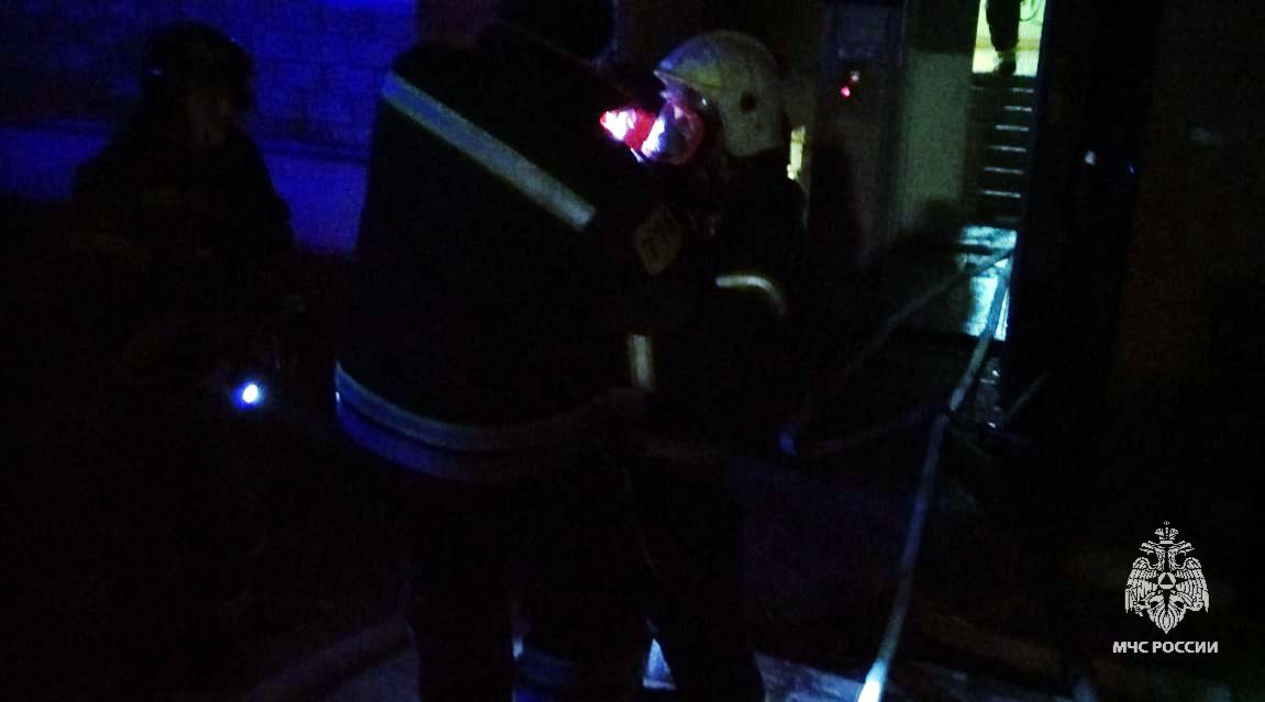 В Донском при пожаре спасатели эвакуировали ребенка и пятерых взрослых В Донском при пожаре спасатели эвакуировали ребенка и пятерых взрослых