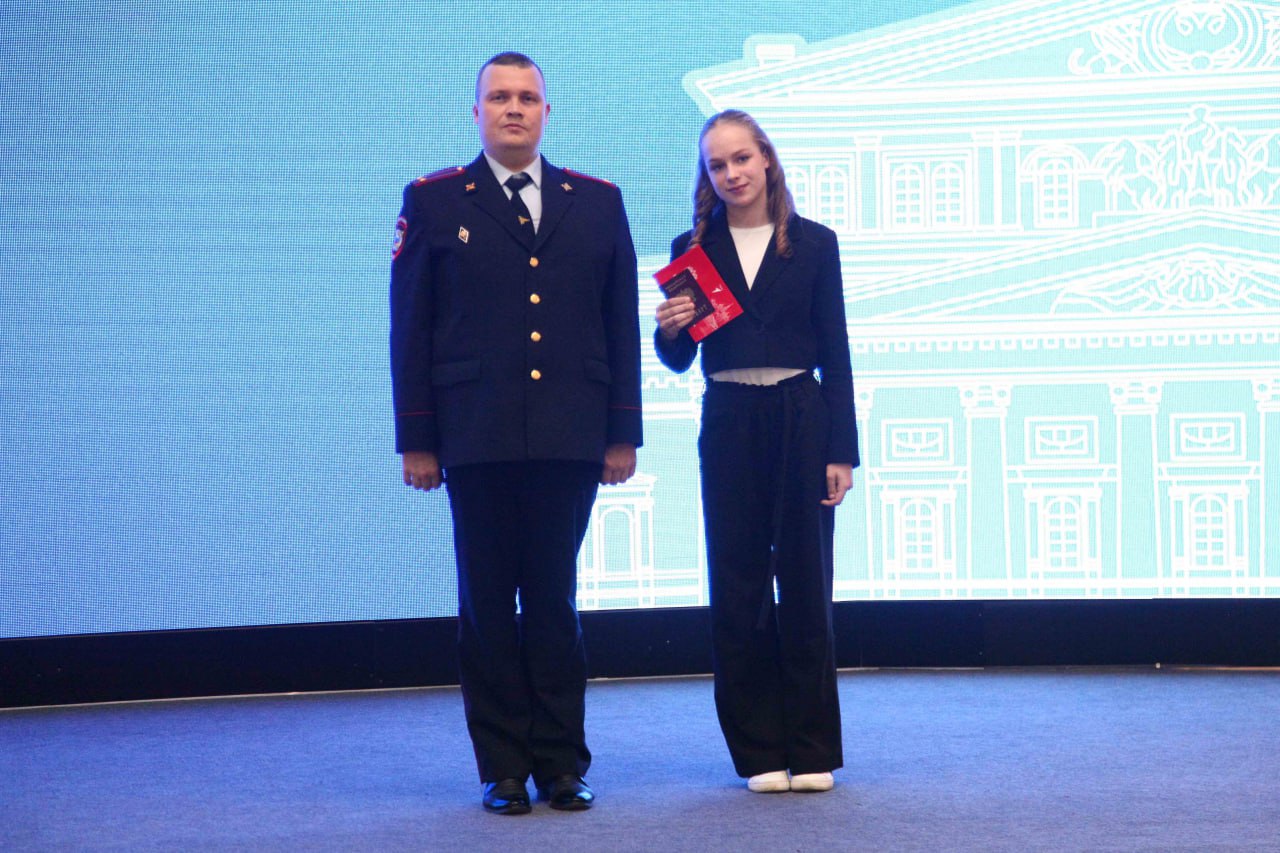 В Музее оружия состоялась торжественная церемония вручения первых паспортов молодым гражданам России В Музее оружия состоялась торжественная церемония вручения первых паспортов молодым гражданам России