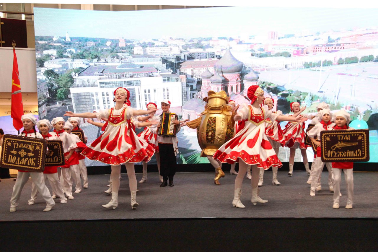 В Музее оружия состоялась торжественная церемония вручения первых паспортов молодым гражданам России В Музее оружия состоялась торжественная церемония вручения первых паспортов молодым гражданам России