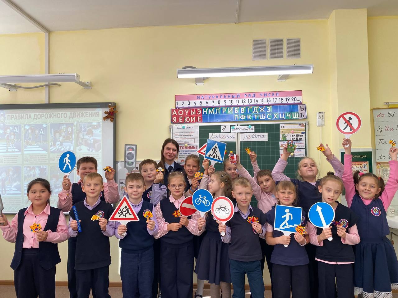В рамках профилактической акции «Засветись! сотрудники отдела Госавтоинспекции ОМВД России по городу Новомосковску Тульской области провели для учащихся начальных классов МБОУ СОШ №17 увлекательный мастер-класс по...