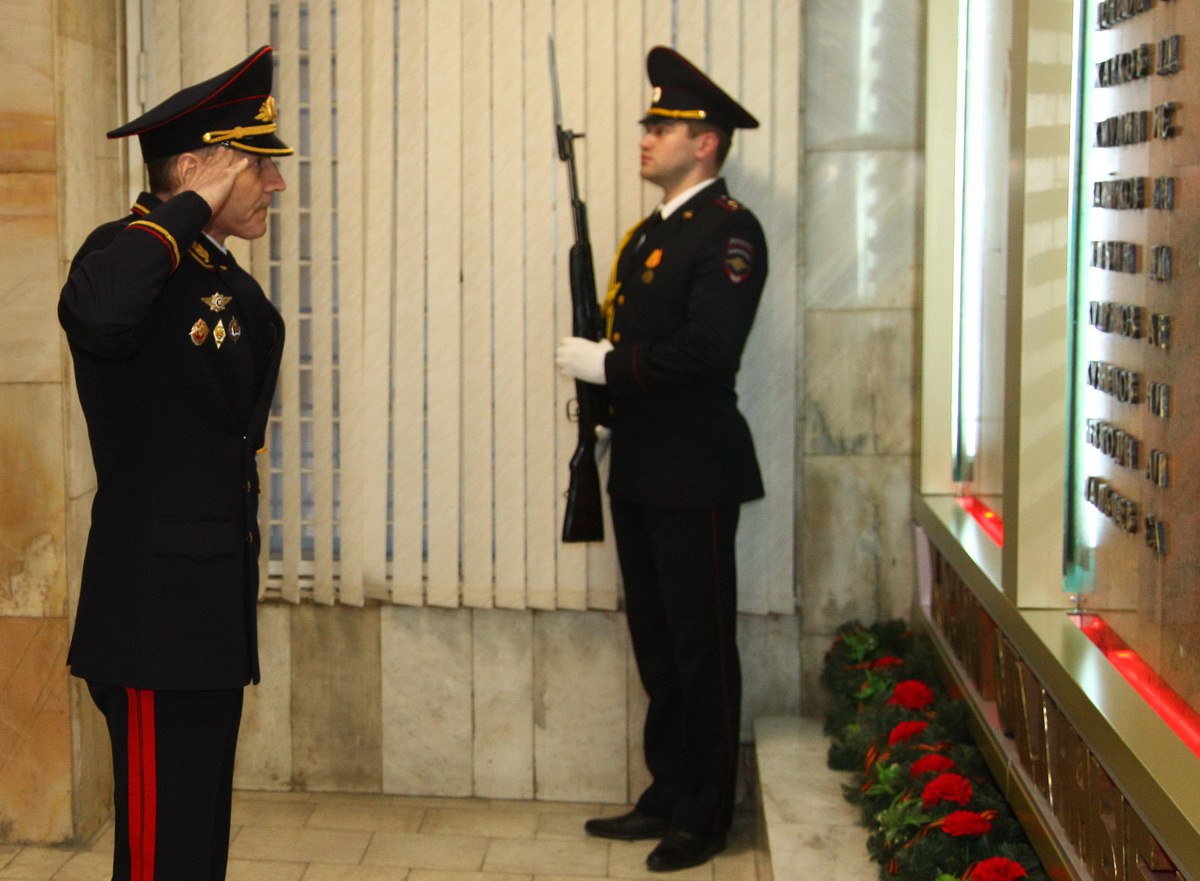 В УМВД России по Тульской области почтили память сотрудников органов внутренних дел Российской Федерации, погибших при выполнении служебных обязанностей В УМВД России по Тульской области почтили память сотрудников органов внутренних дел Российской Федерации, погибших при выполнении служебных обязанностей