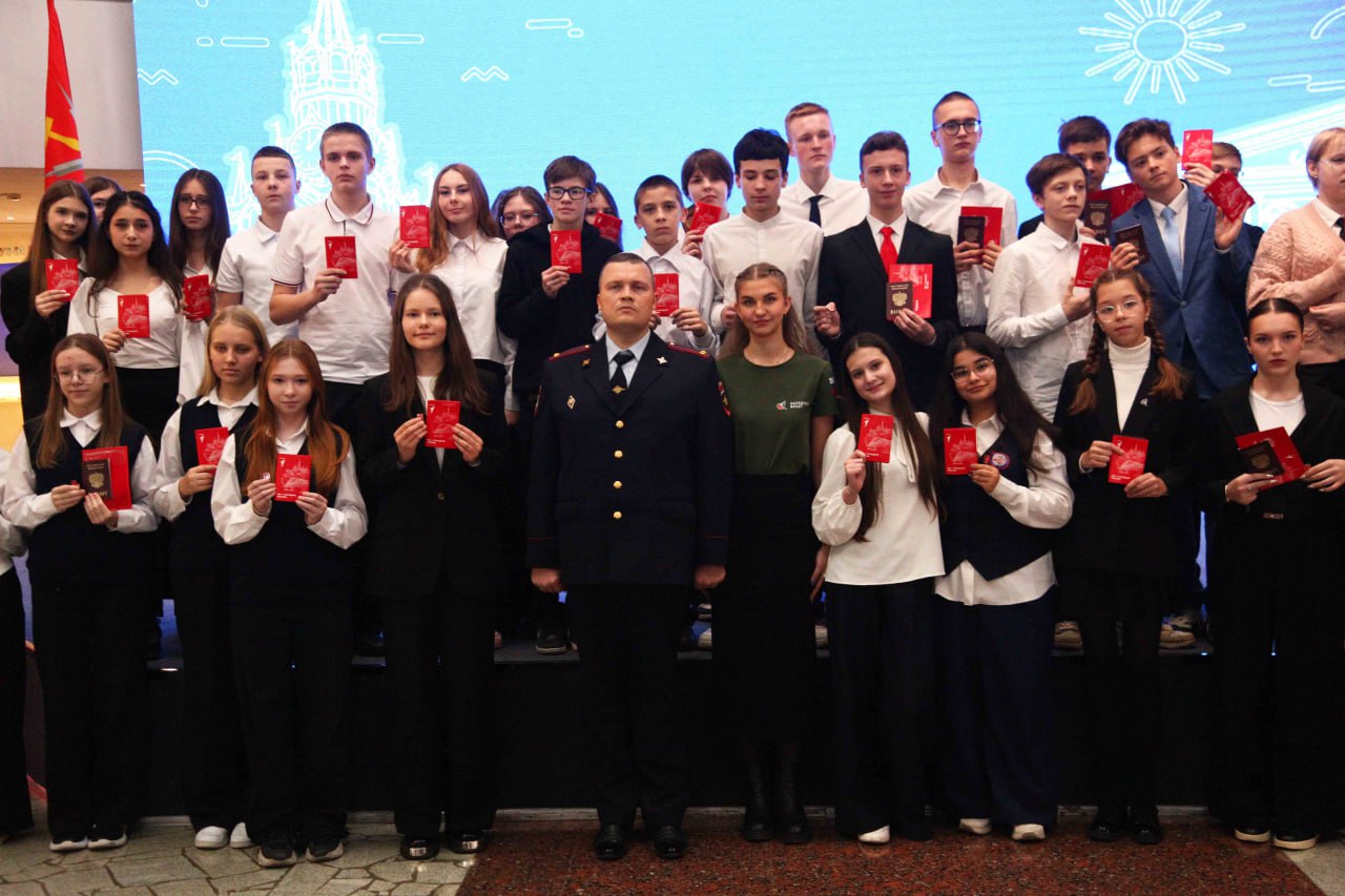 В Музее оружия состоялась торжественная церемония вручения первых паспортов молодым гражданам России В Музее оружия состоялась торжественная церемония вручения первых паспортов молодым гражданам России