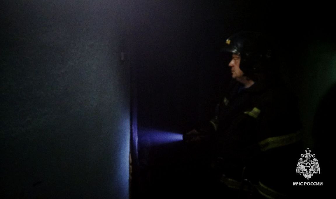 В Донском при пожаре спасатели эвакуировали ребенка и пятерых взрослых В Донском при пожаре спасатели эвакуировали ребенка и пятерых взрослых