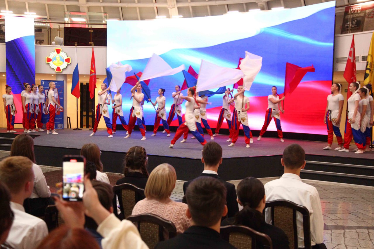 В Музее оружия состоялась торжественная церемония вручения первых паспортов молодым гражданам России В Музее оружия состоялась торжественная церемония вручения первых паспортов молодым гражданам России