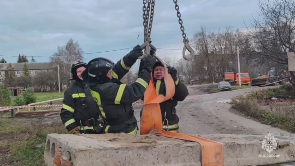 Кадры с места проведения аварийно-спасательных работ в поселке Куркино Тульской области