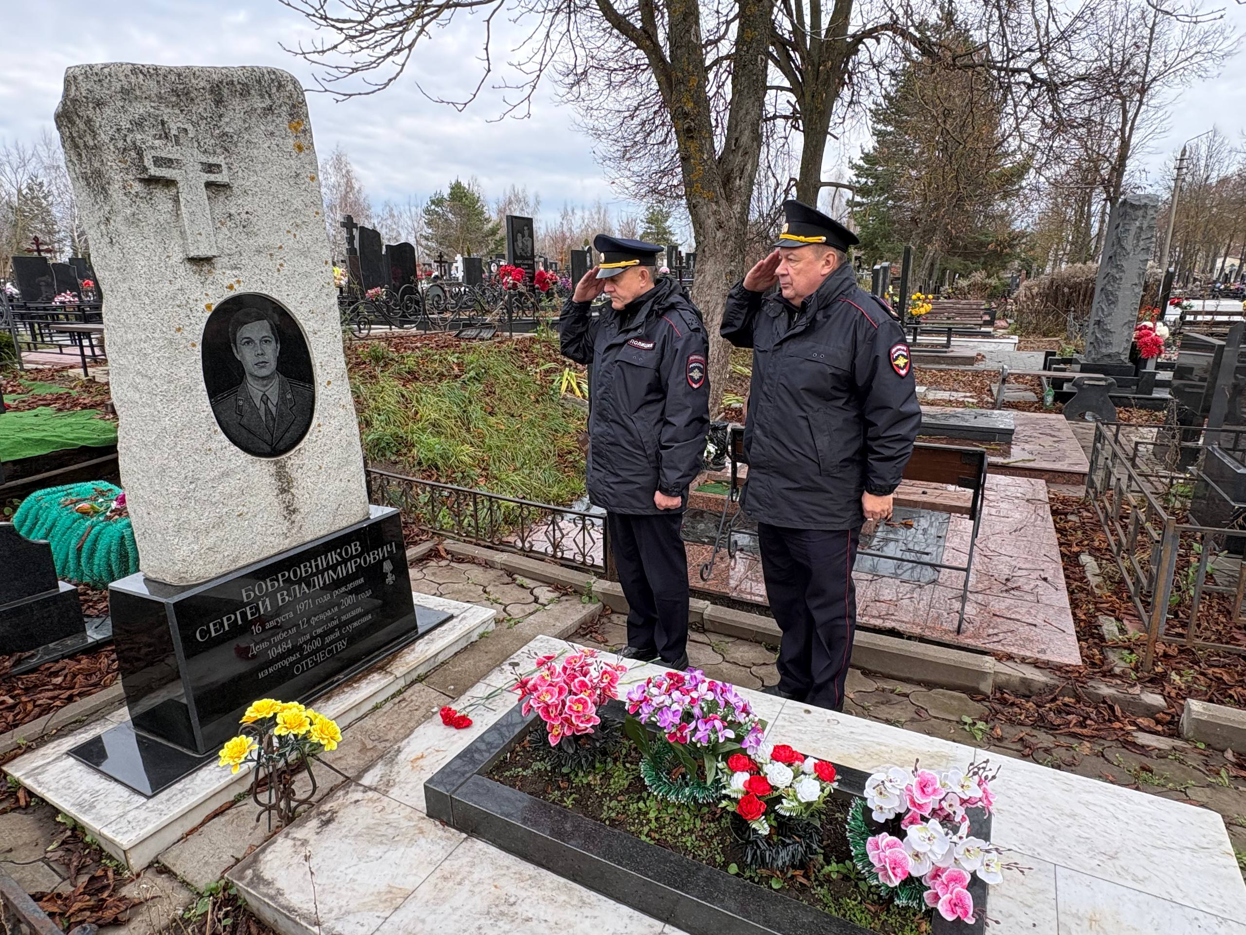 В Туле руководство Управления МВД России почтило память погибших коллег В Туле руководство Управления МВД России почтило память погибших коллег