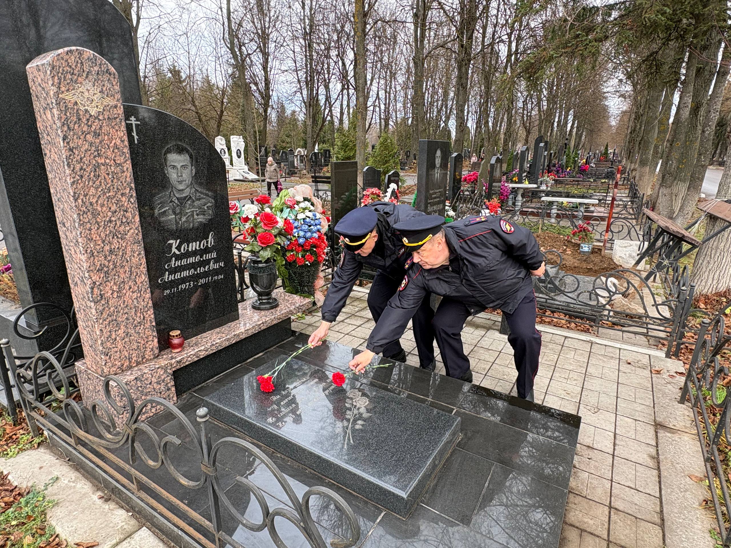 В Туле руководство Управления МВД России почтило память погибших коллег В Туле руководство Управления МВД России почтило память погибших коллег