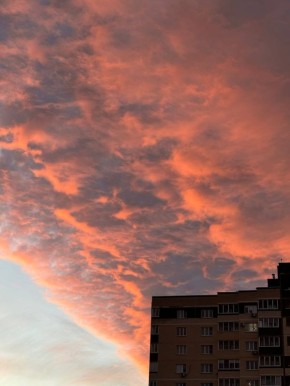 Последний теплый выходной осени подарил городу ярко-красное небо — ленты заполнили кадры алого заката