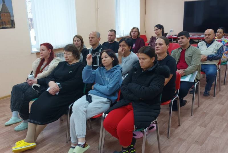 Сотрудник ЦПЭ УМВД России по Тульской области провел профилактическую беседу о противодействии экстремизму и терроризму для соотечественников Сотрудник ЦПЭ УМВД России по Тульской области провел профилактическую беседу о противодействии экстремизму и терроризму для соотечественников