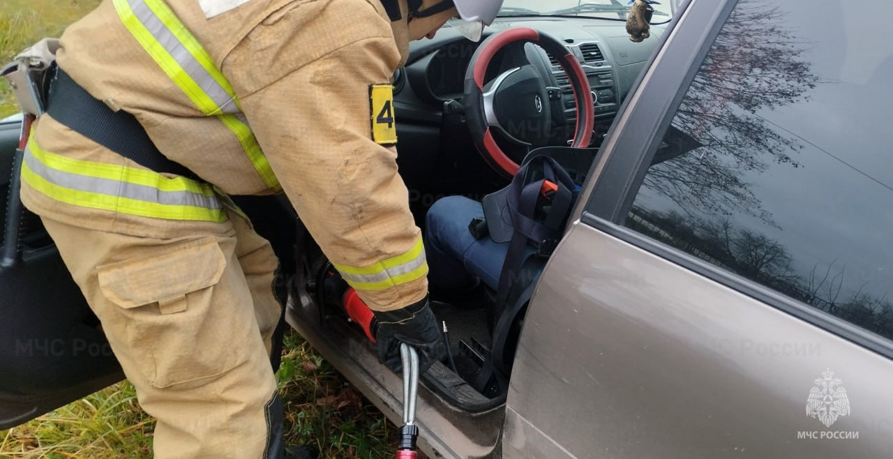 В Дубенском районе сотрудники МЧС России «ликвидировали» последствия ДТП В Дубенском районе сотрудники МЧС России «ликвидировали» последствия ДТП