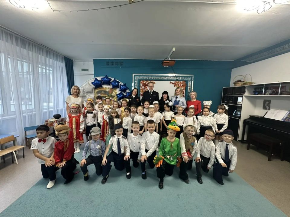 Сотрудники УМВД России по Тульской области приняли участие в квест-игре, организованной руководством детского сада «Светофорик