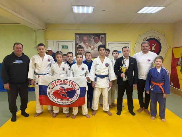 Первый заместитель председателя Тульской городской Думы Евгений Смолянинов поздравил команду тульских спортсменов, которая заняла второе место на юношеском турнире «Отечество» по самбо и дзюдо в Санкт-Петербурге