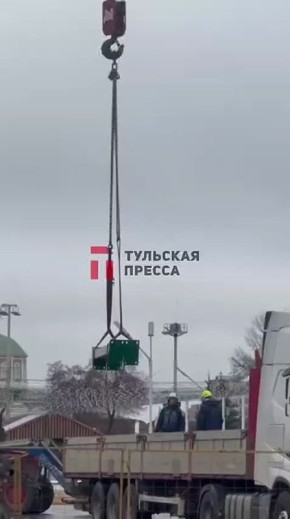 А в центре Тулы стали уже собирать елку