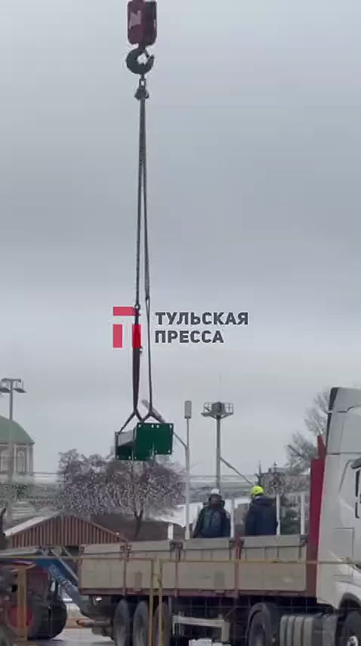 А в центре Тулы стали уже собирать елку