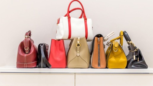 Сумки не будут валяться по всему шкафу: хитрый способ хранения от ушлых хозяек