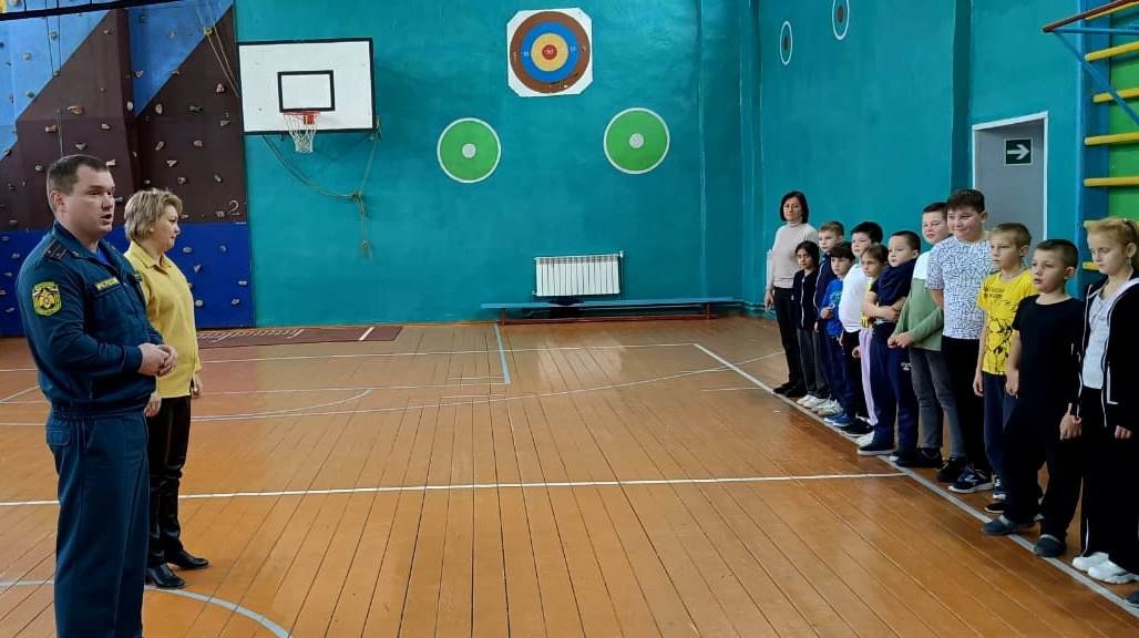 В школах Арсеньево и Одоева сотрудники МЧС России провели тренировки по эвакуации по сигналу пожарной тревоги В школах Арсеньево и Одоева сотрудники МЧС России провели тренировки по эвакуации по сигналу пожарной тревоги