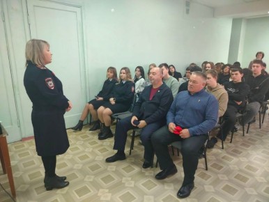 Сотрудники ОМВД России по Веневскому району и общественники провели «Урок мужества» для студентов колледжа