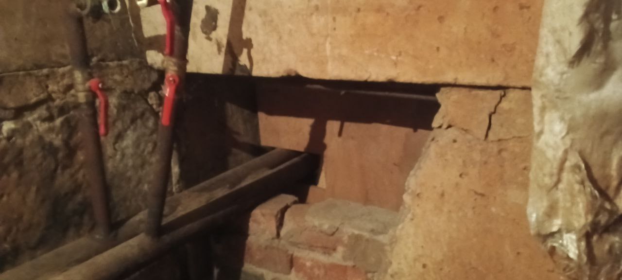 Дом на улице Литейной в Туле из-за перепланировки в подвале лишился вентиляции: плесневеть начала даже одежда в квартирах Дом на улице Литейной в Туле из-за перепланировки в подвале лишился вентиляции: плесневеть начала даже одежда в квартирах