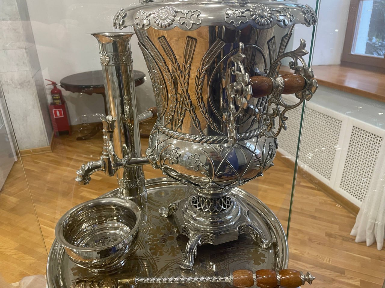 В Туле открылась выставка редчайших самоваров: есть «Миру - мир» и даже экземпляр из Букингемского дворца, который не смогли позволить себе американцы В Туле открылась выставка редчайших самоваров: есть «Миру - мир» и даже экземпляр из Букингемского дворца, который не смогли позволить себе американцы