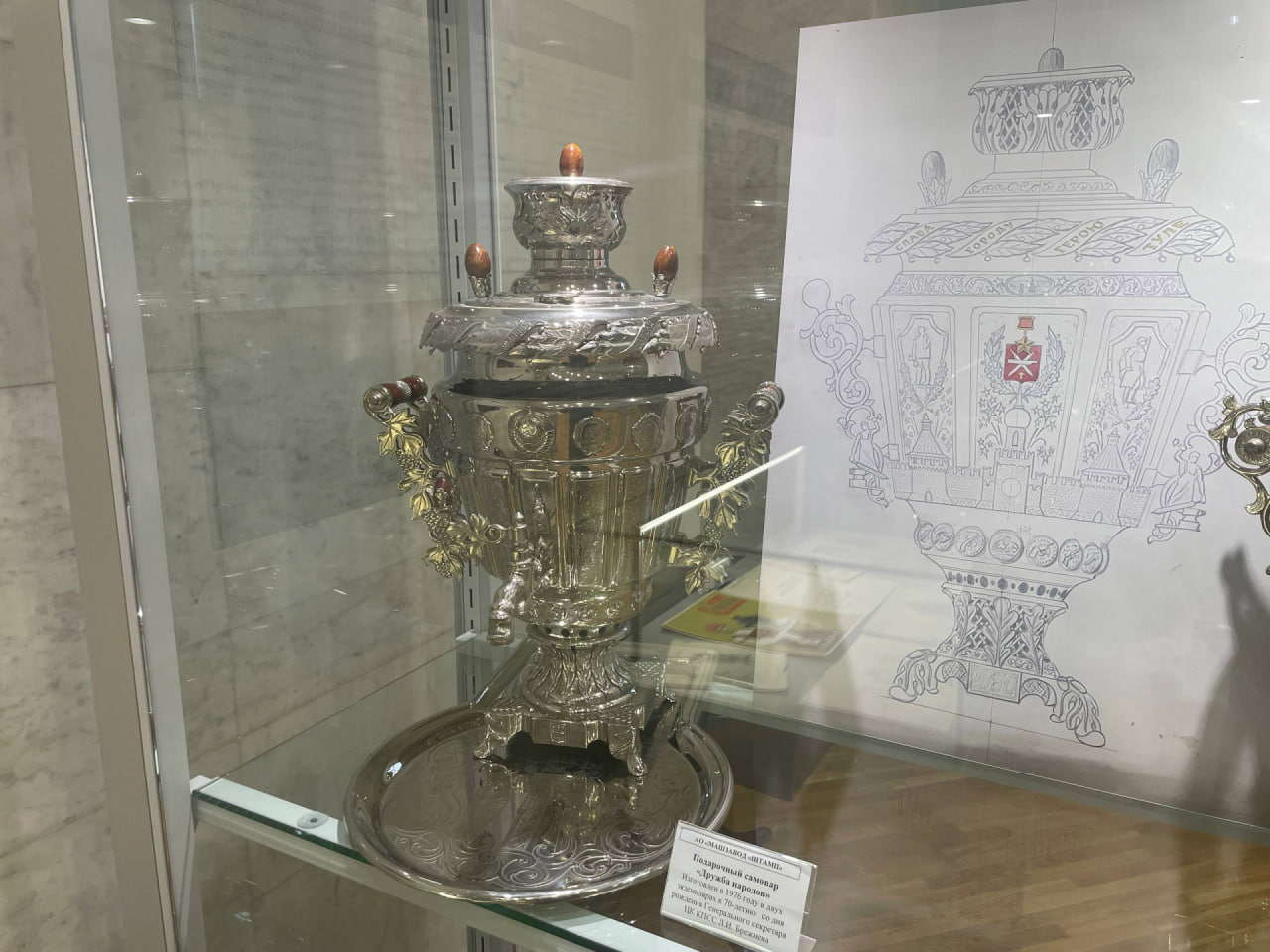 В Туле открылась выставка редчайших самоваров: есть «Миру - мир» и даже экземпляр из Букингемского дворца, который не смогли позволить себе американцы В Туле открылась выставка редчайших самоваров: есть «Миру - мир» и даже экземпляр из Букингемского дворца, который не смогли позволить себе американцы