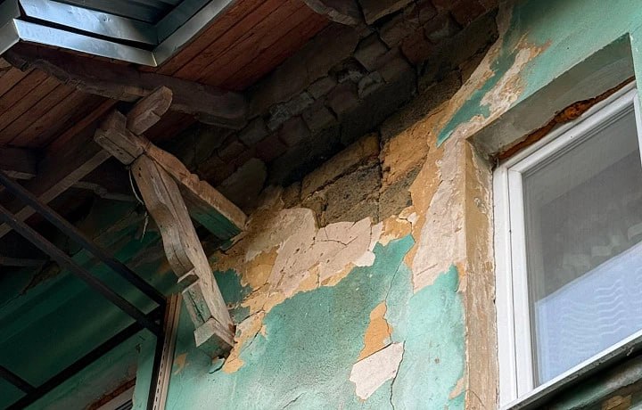 В Щекине двухэтажку признали аварийной, но часть жителей против сноса и хочет остаться там жить