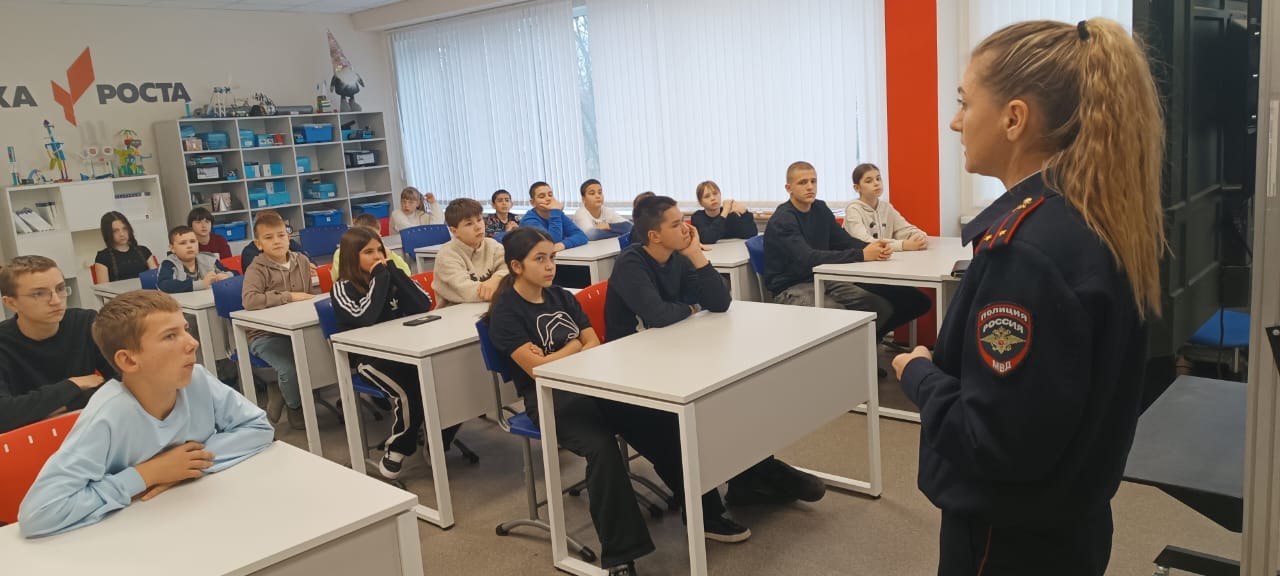 На осенних каникулах сотрудники отделения Госавтоинспекции МО МВД России «Белевский» Тульской области провели профилактические беседы в пришкольных лагерях, с целью повышения уровня безопасности детей на дорогах