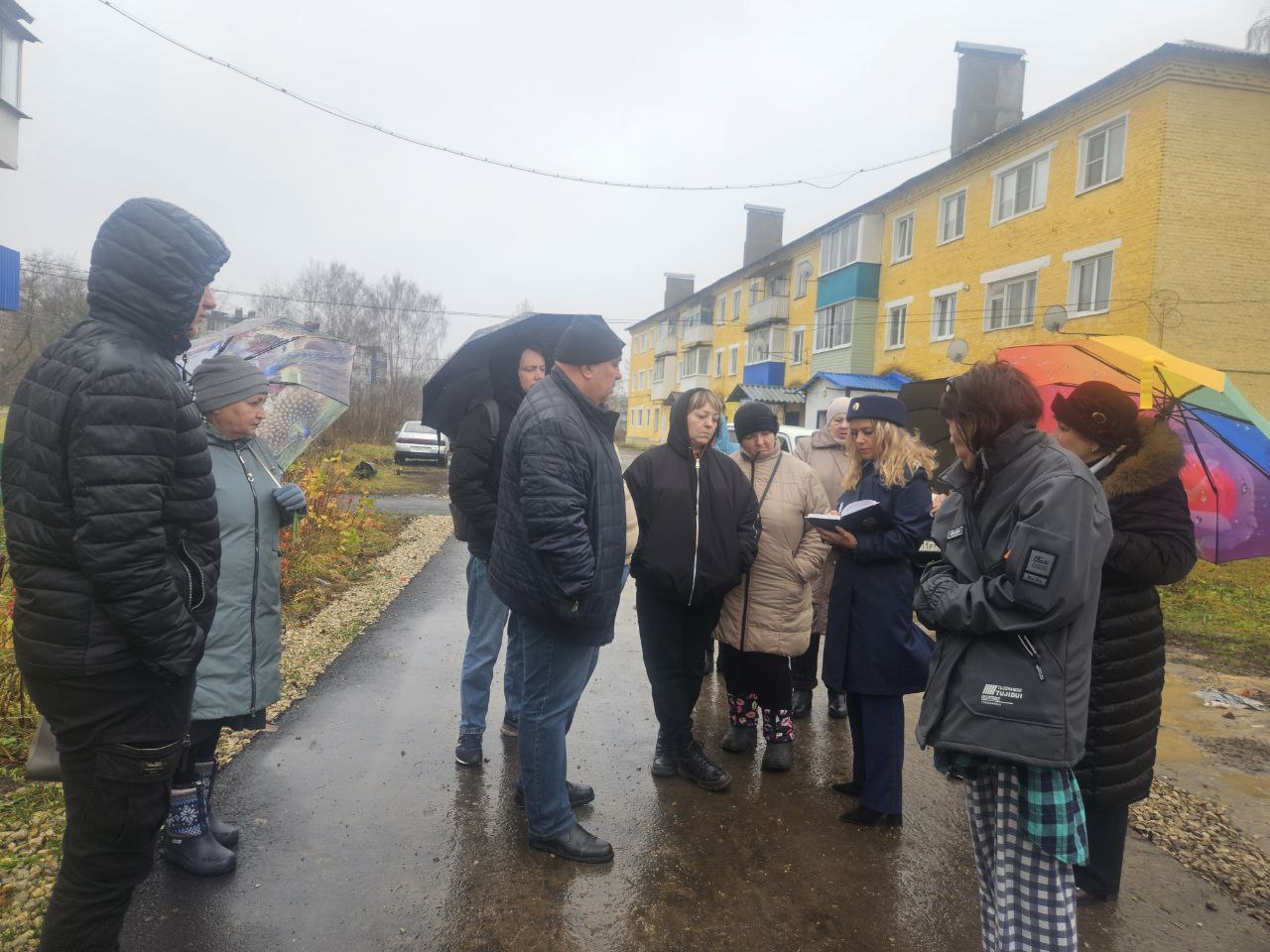 Работники прокуратуры Куркинского района Тульской области провели встречу с жителями многоквартирного дома, пострадавшего в результате взрыва газа в п. Куркино Тульской области 08.11.2025 Работники прокуратуры Куркинского района Тульской области провели встречу с жителями многоквартирного дома, пострадавшего в результате взрыва газа в п. Куркино Тульской области 08.11.2025
