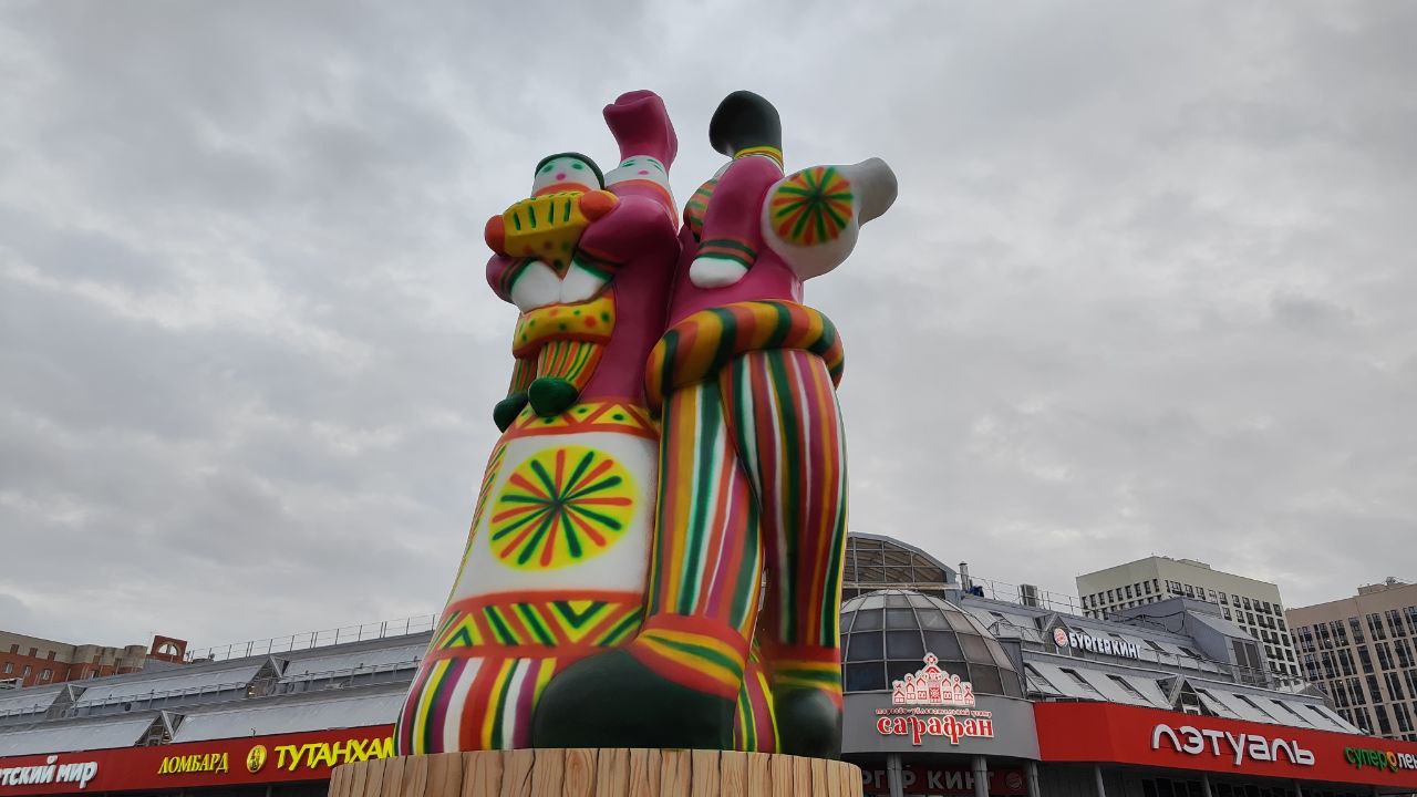 Пятиметровая филимоновская игрушка появилась рядом с Московским вокзалом Пятиметровая филимоновская игрушка появилась рядом с Московским вокзалом