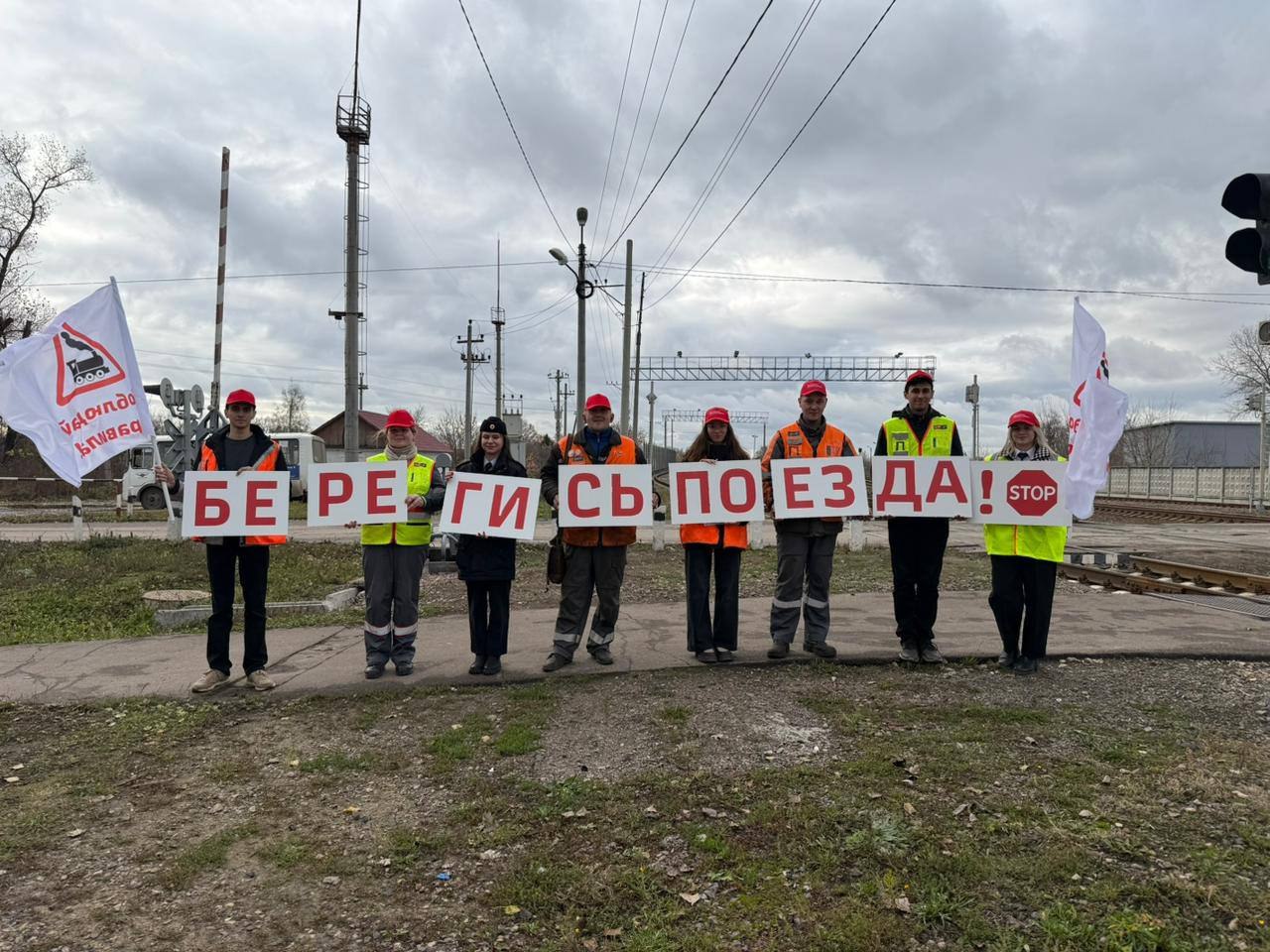 Сотрудники отдела Госавтоинспекции ОМВД России по городу Новомосковску Тульской области совместно с волонтёрами Узловского железнодорожного колледжа провели профилактическую акцию на железнодорожном переезде с целью...