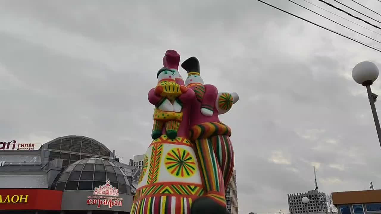 Пятиметровая филимоновская игрушка появилась рядом с Московским вокзалом