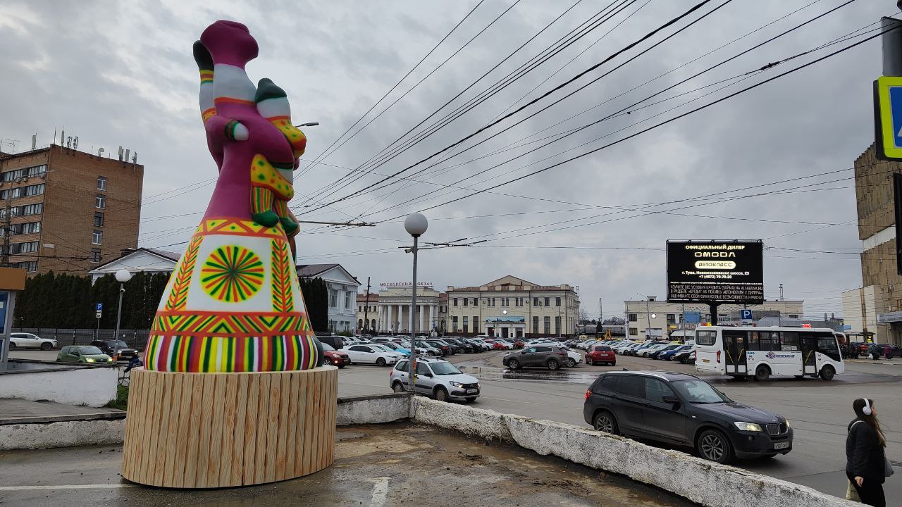 Пятиметровая филимоновская игрушка появилась рядом с Московским вокзалом Пятиметровая филимоновская игрушка появилась рядом с Московским вокзалом
