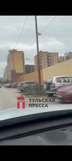 В Туле сильный ветер повалил забор в ЖК «Суворовский»