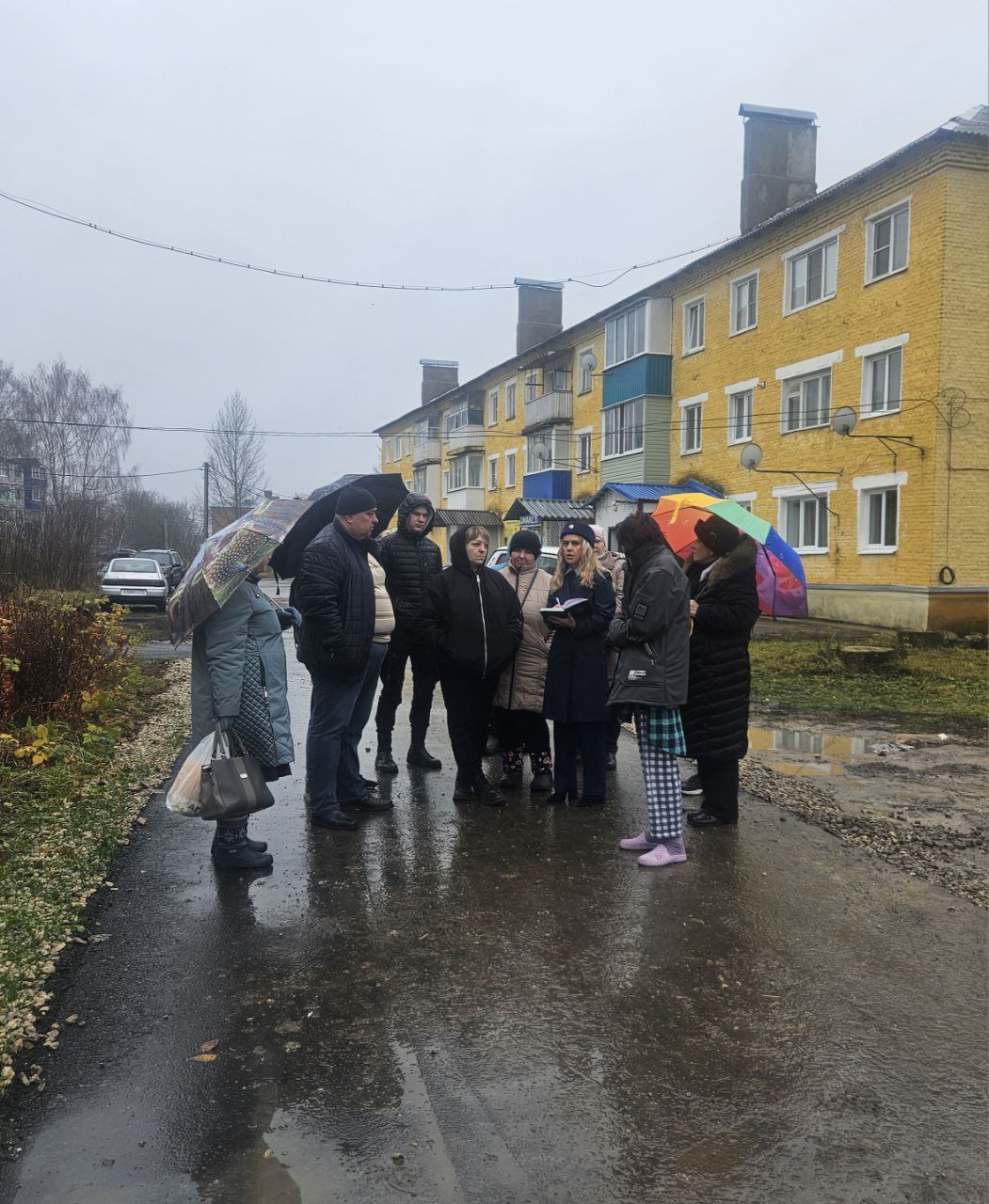 Работники прокуратуры Куркинского района Тульской области провели встречу с жителями многоквартирного дома, пострадавшего в результате взрыва газа в п. Куркино Тульской области 08.11.2025 Работники прокуратуры Куркинского района Тульской области провели встречу с жителями многоквартирного дома, пострадавшего в результате взрыва газа в п. Куркино Тульской области 08.11.2025