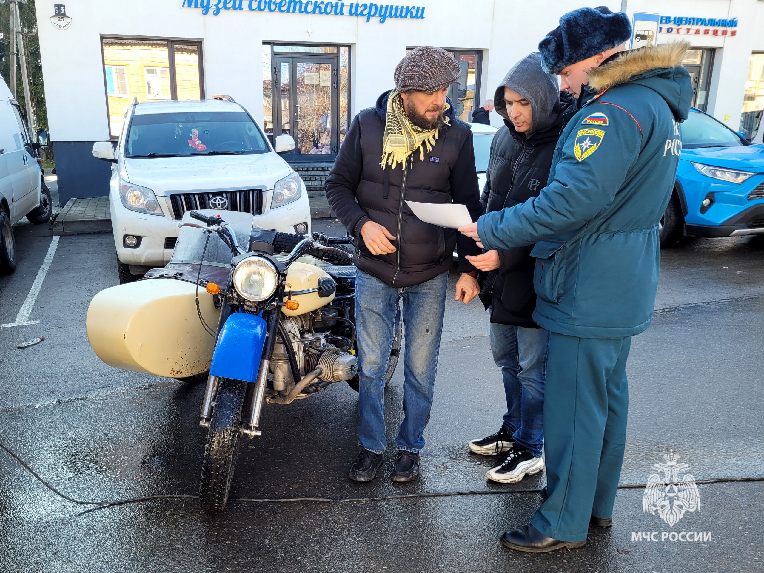 Спасатели из Одоева вновь встретились с актерами и съемочной группой сериала «Инспектор Гаврилов», чтобы напомнить о пожарной безопасности Спасатели из Одоева вновь встретились с актерами и съемочной группой сериала «Инспектор Гаврилов», чтобы напомнить о пожарной безопасности