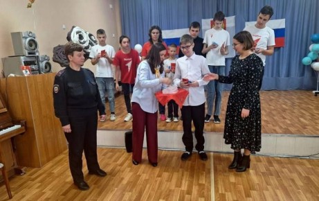 В Суворовском районе полицейские вручили первые паспорта в рамках Всероссийской программы «Мы – граждане России»