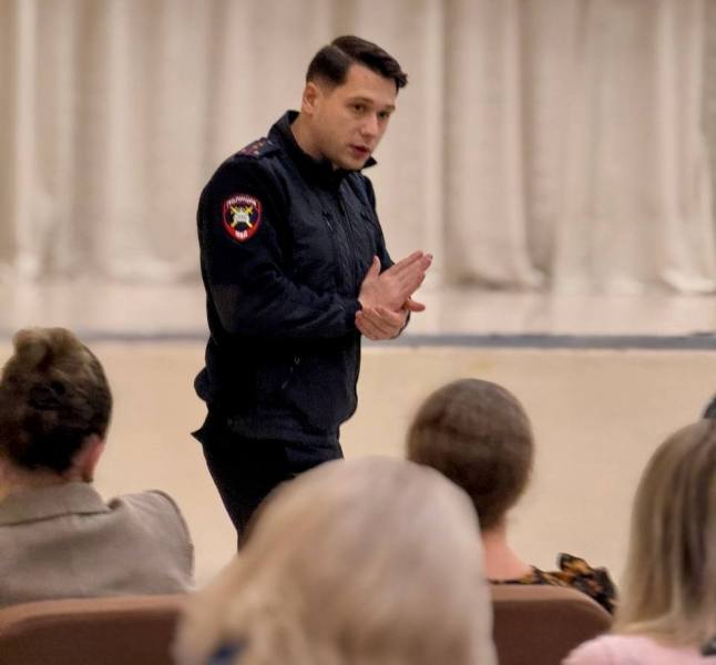 В Туле сотрудники полиции провели общешкольное родительское собрание по вопросам профилактики безопасности детей