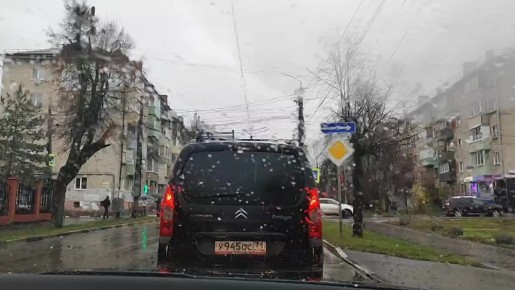 Началось. Снег. Помним, на летней резине не выезжаем