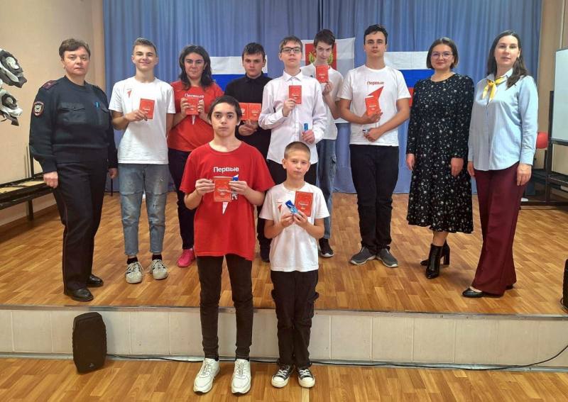 В Суворовском районе полицейские вручили первые паспорта в рамках Всероссийской программы «Мы – граждане России» В Суворовском районе полицейские вручили первые паспорта в рамках Всероссийской программы «Мы – граждане России»