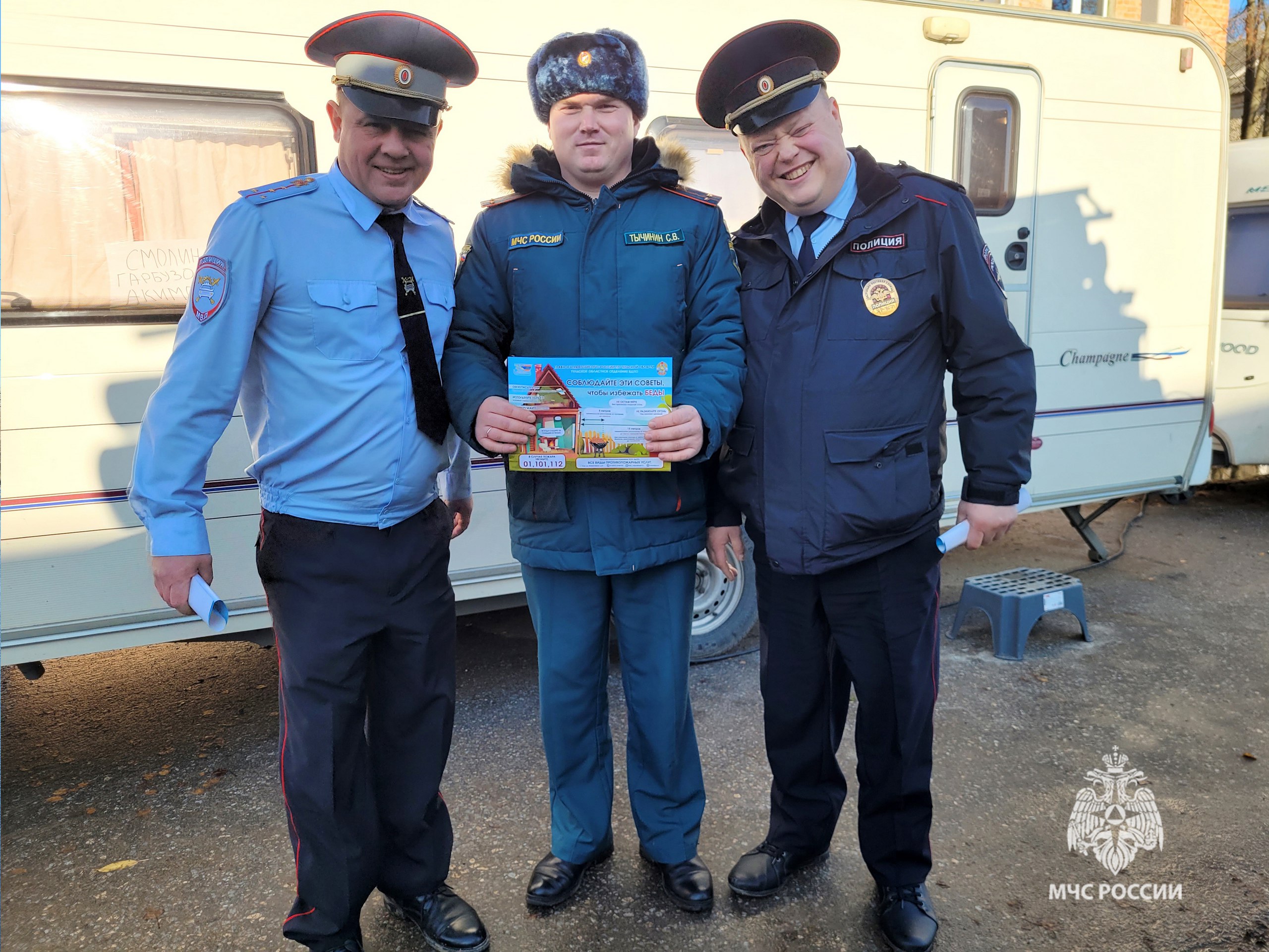 Спасатели из Одоева вновь встретились с актерами и съемочной группой сериала «Инспектор Гаврилов», чтобы напомнить о пожарной безопасности Спасатели из Одоева вновь встретились с актерами и съемочной группой сериала «Инспектор Гаврилов», чтобы напомнить о пожарной безопасности