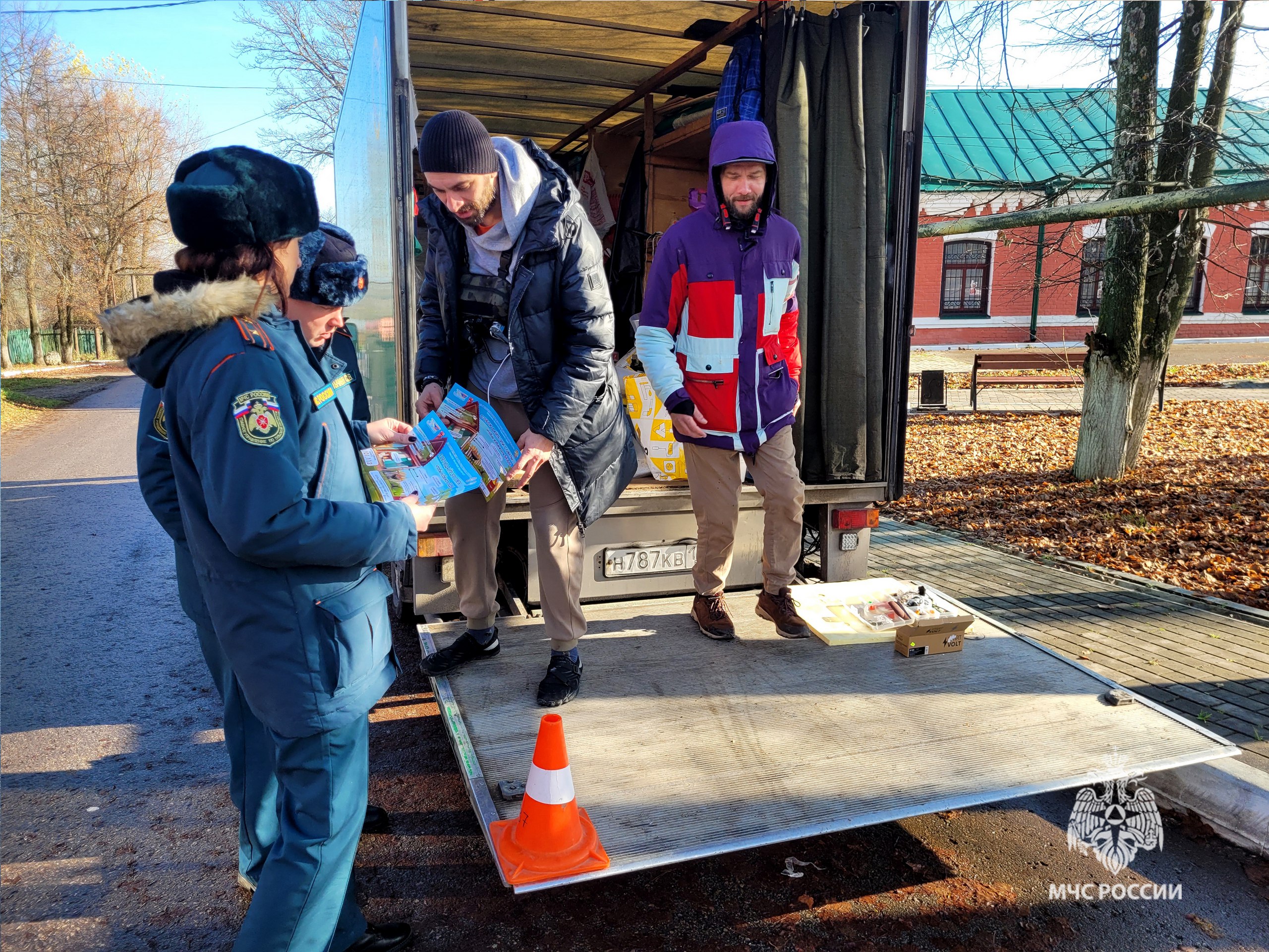 Спасатели из Одоева вновь встретились с актерами и съемочной группой сериала «Инспектор Гаврилов», чтобы напомнить о пожарной безопасности Спасатели из Одоева вновь встретились с актерами и съемочной группой сериала «Инспектор Гаврилов», чтобы напомнить о пожарной безопасности