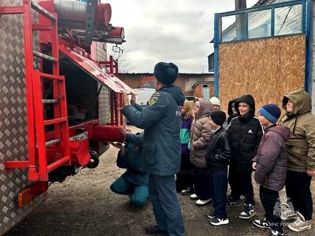 О героической профессии огнеборцев узнали школьники, побывав на экскурсии в пожарной части и на уроках в школе О героической профессии огнеборцев узнали школьники, побывав на экскурсии в пожарной части и на уроках в школе