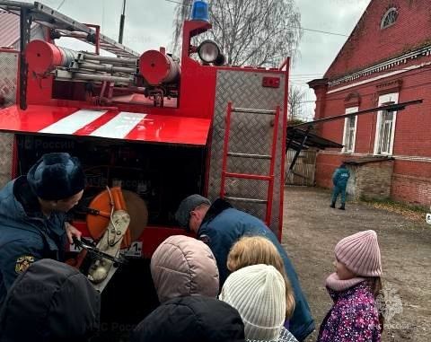 О героической профессии огнеборцев узнали школьники, побывав на экскурсии в пожарной части и на уроках в школе О героической профессии огнеборцев узнали школьники, побывав на экскурсии в пожарной части и на уроках в школе